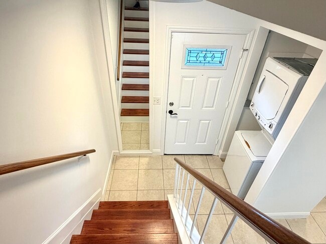 Building Photo - 413 N Cypress Dr