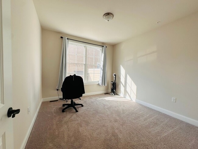 Building Photo - *$3000 Leasing Special*  Modern 3 Bedroom, 2.5 Bath Townhouse