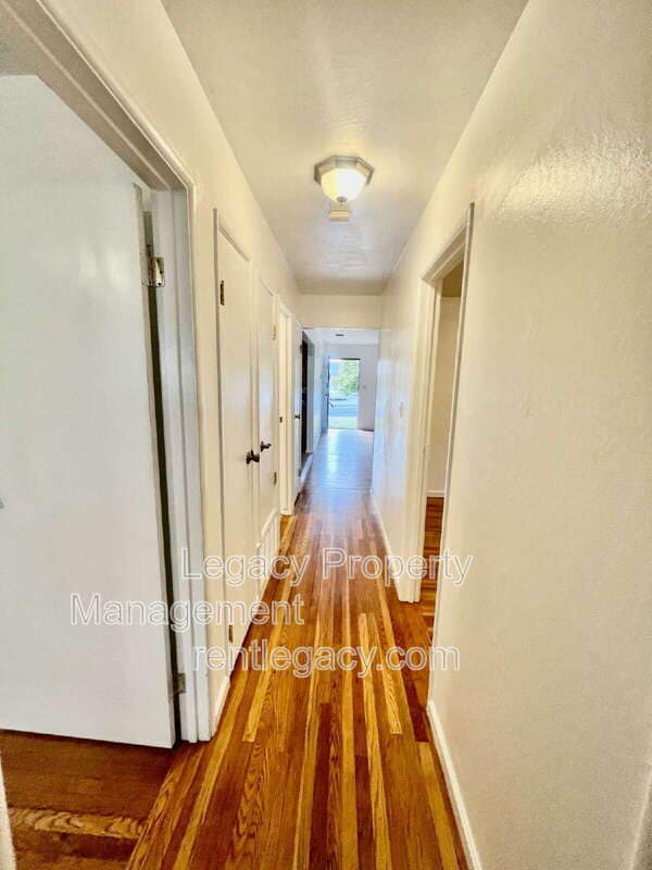 Building Photo - 280 Markham Ave