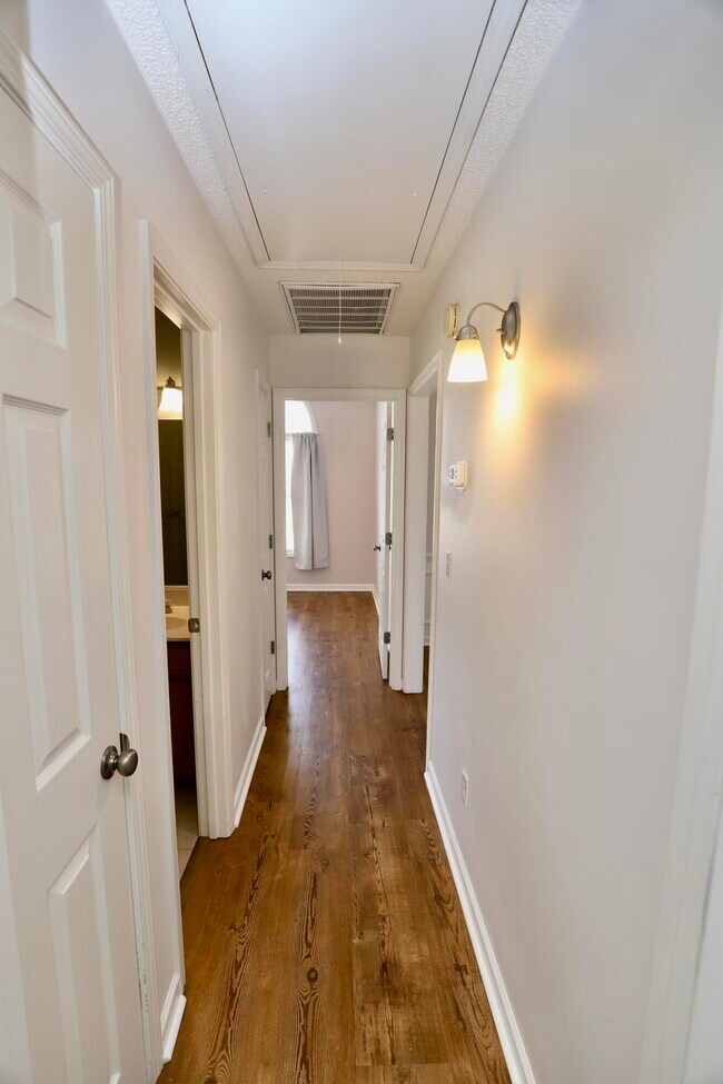 Building Photo - 3065 Temple Rd