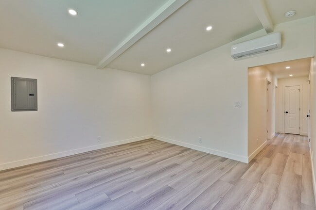 Building Photo - Charming updated 3 bedroom, 1 bathroom hom...