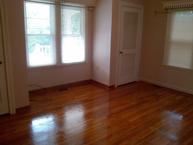 Building Photo - 4 BED/2 BA Home close to Assembly Hall!