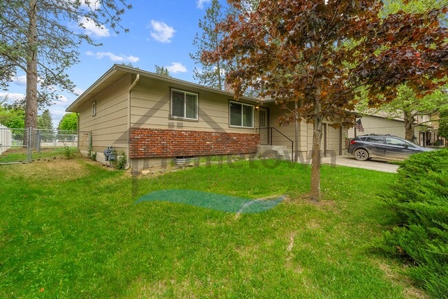 Building Photo - 2 Bedroom 1 Bath Home with Attached Garage...