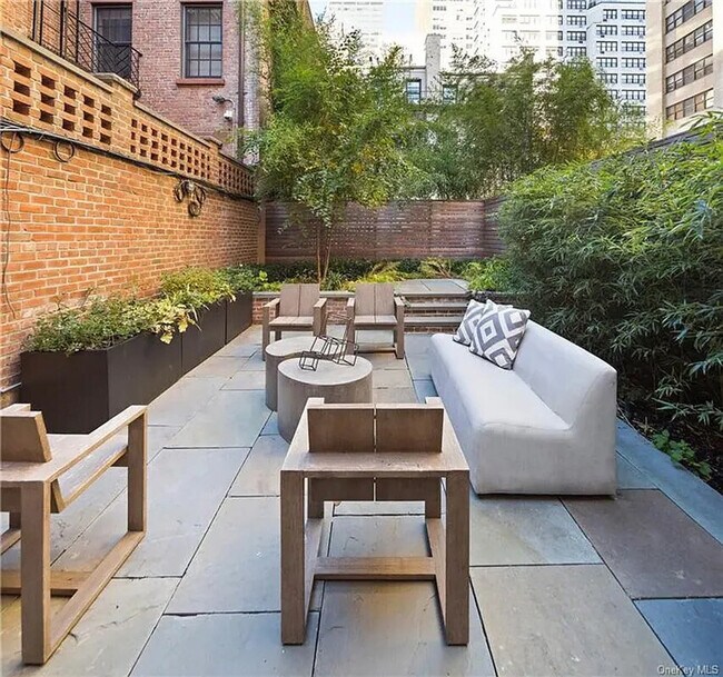 Building Photo - 543 3rd Ave