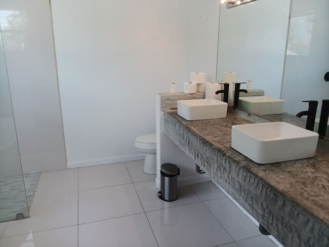 Building Photo - 3 Bedroom, 2.5 Bathroom Home! Schedule a S...