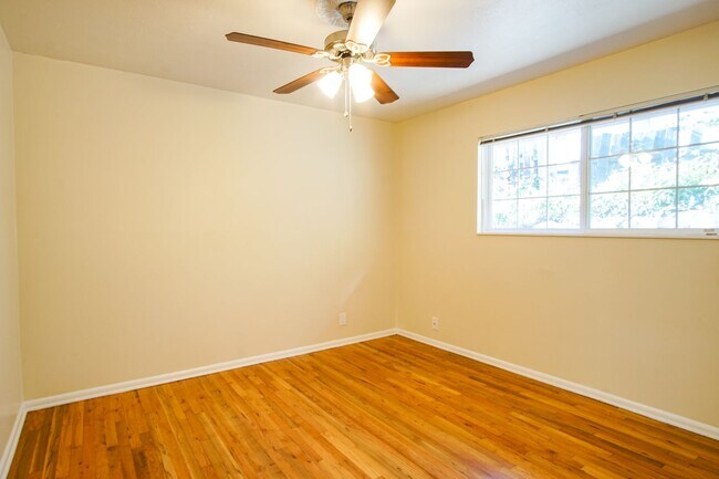 Building Photo - John's Landing 2Bdr w/Hardwoods, W&D, DW + Garage Parking!