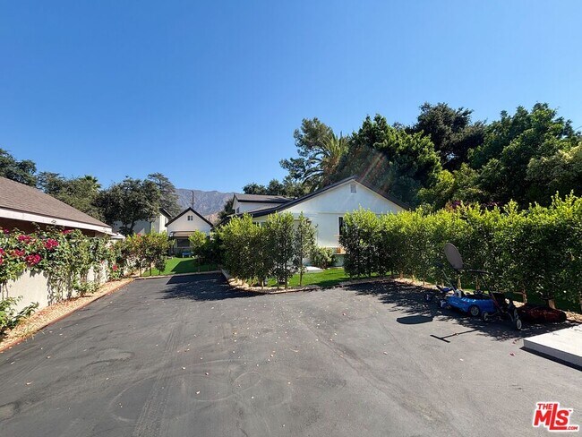 Building Photo - 713 Devirian Pl