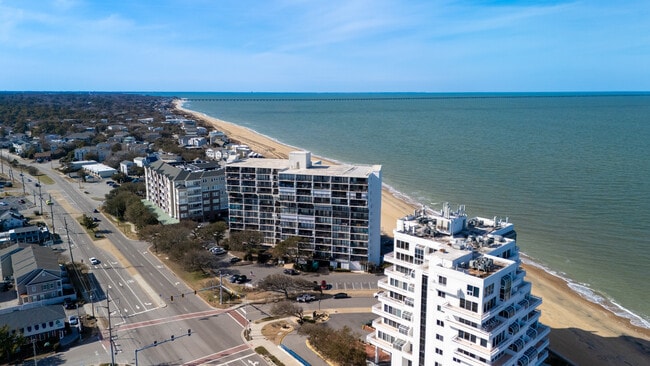 Building Photo - 3558 Shore Dr