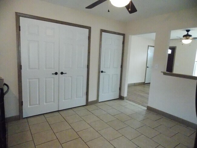 Building Photo - 402 Red Bird St