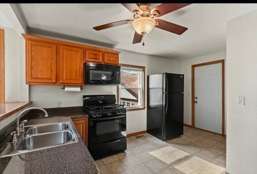 Building Photo - 928 E Land Pl