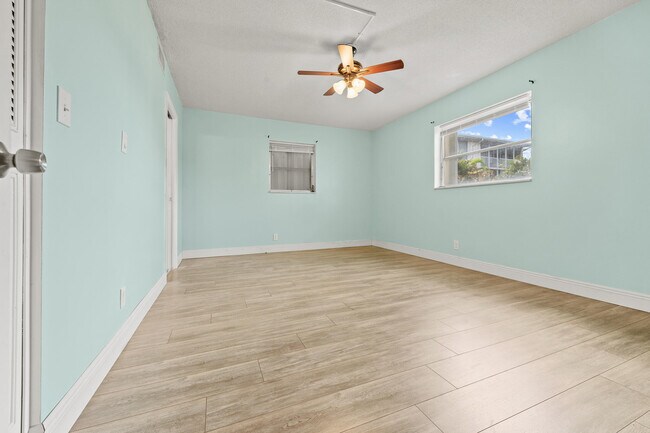 Building Photo - 2770 Garden Dr S