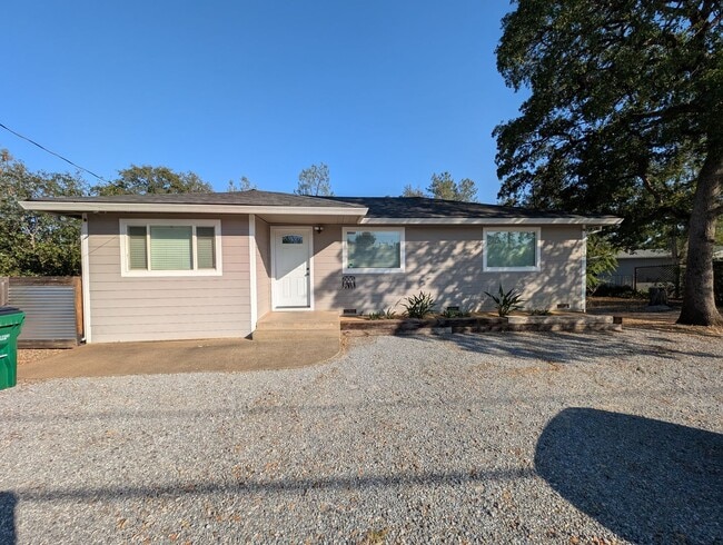 Primary Photo - 3 Bedroom House in Shasta Lake, Fridge, Wa...