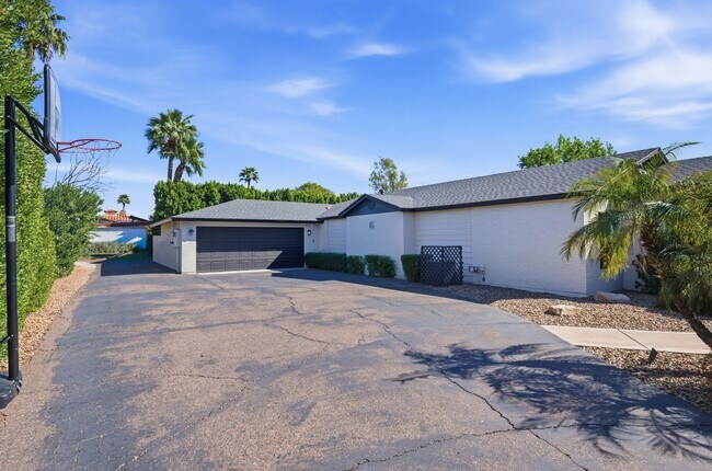 Building Photo - 2939 N Manor Dr E