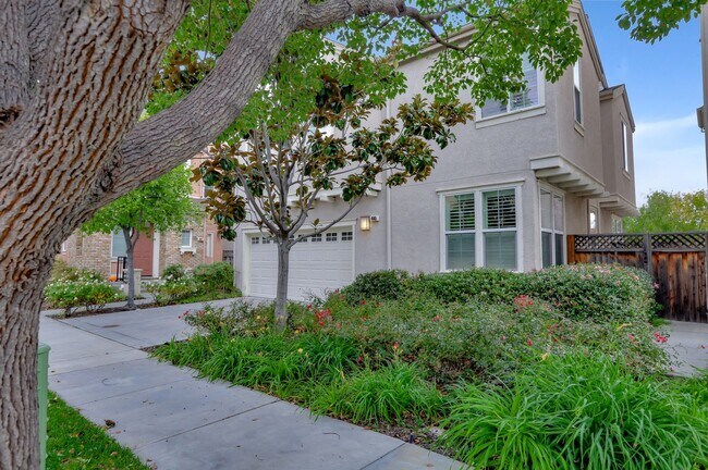 Building Photo - UPGRADED HOME WITH POPULAR FLOOR PLAN ELEG...