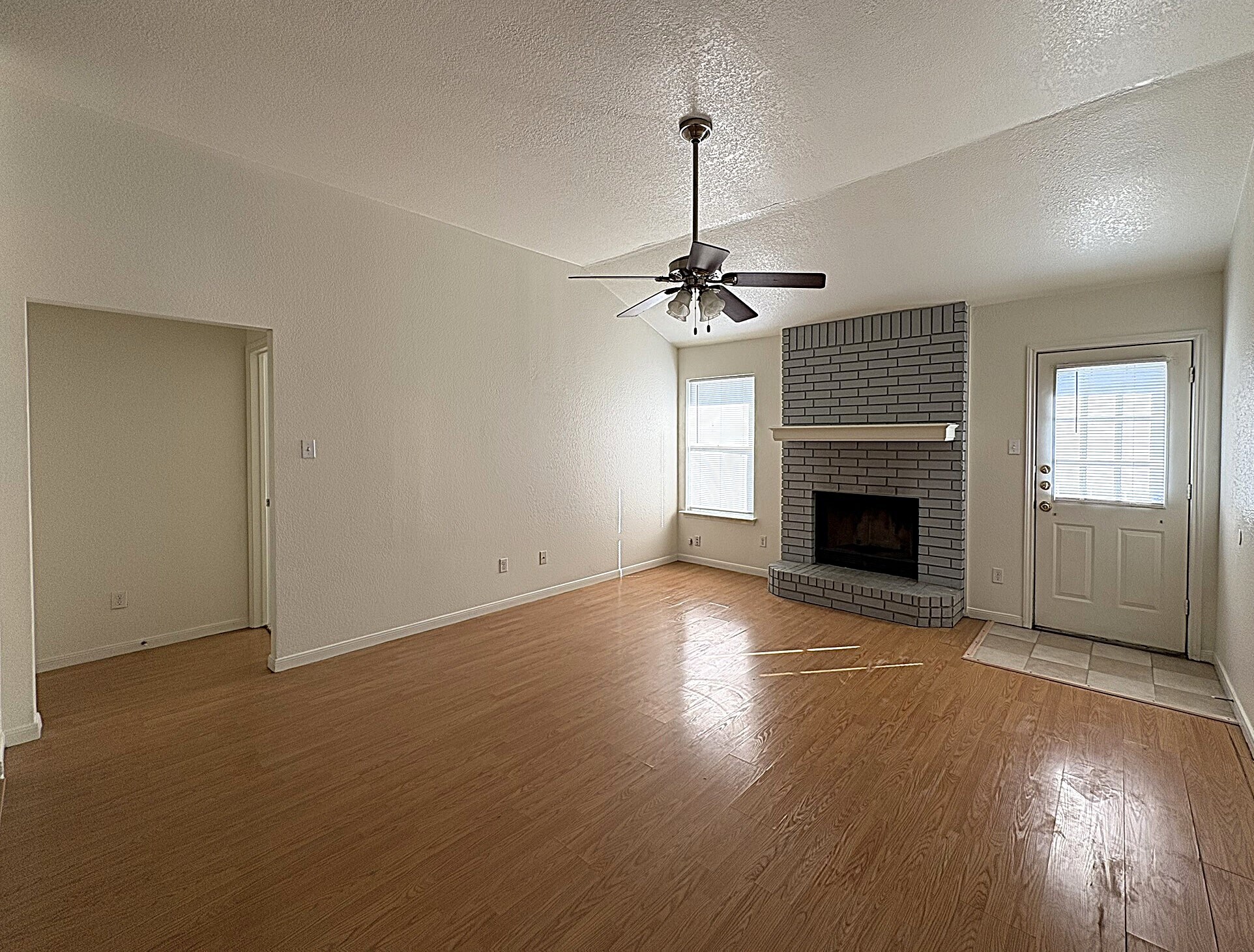 Building Photo - 208 Rodeo Cir