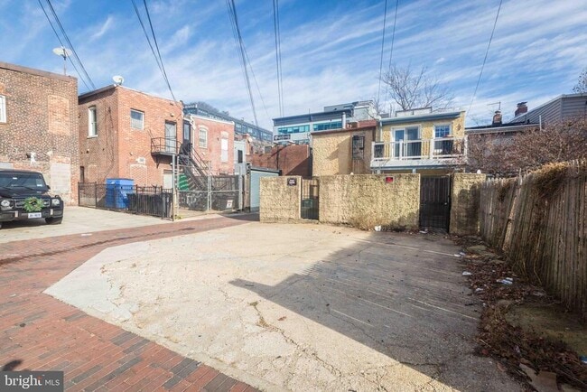 Building Photo - 730 6th St NE