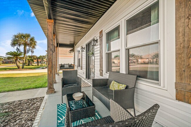 Building Photo - Stunning 4 bedroom with two bonus spaces, ...