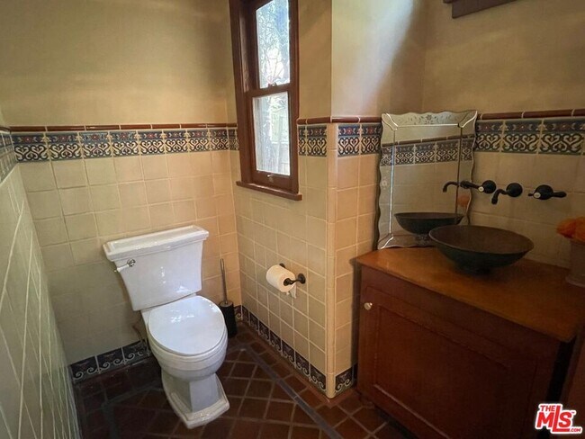 Building Photo - 309 Crescent Dr