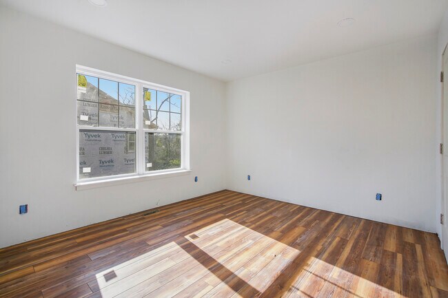 Building Photo - 624 Spring