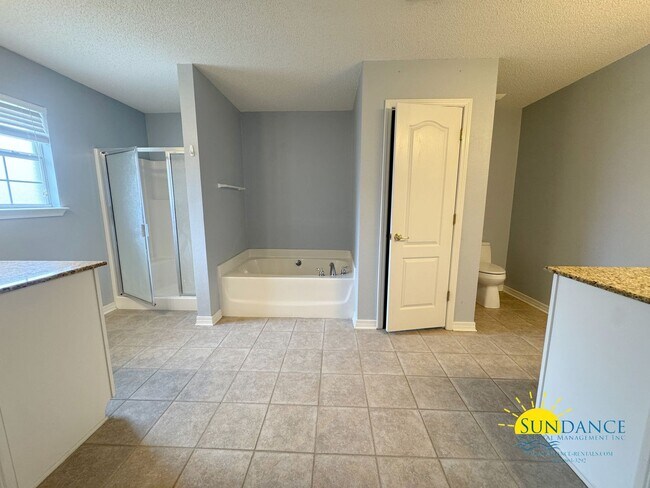 Building Photo - Stunning 4-Bedroom Home in Desirable Holle...