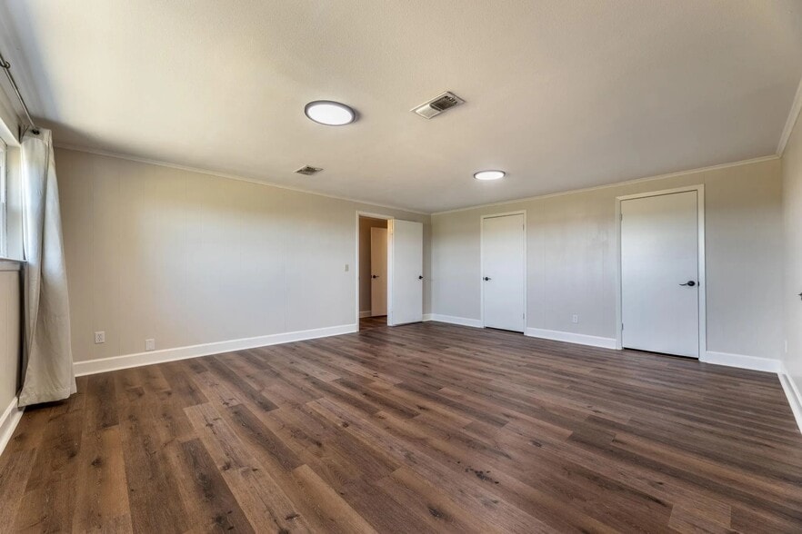 Building Photo - 6200 N Interstate 45 Service Rd