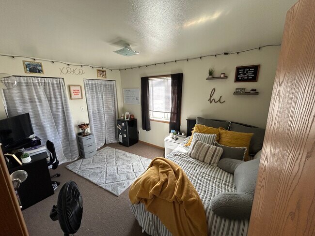 Building Photo - 1521 Springbrook Dr