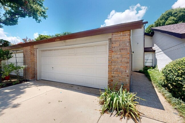 Building Photo - Spacious Townhome with Lake Views on a Pri...