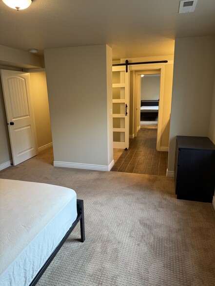 Building Photo - 1213 E St Josephs St