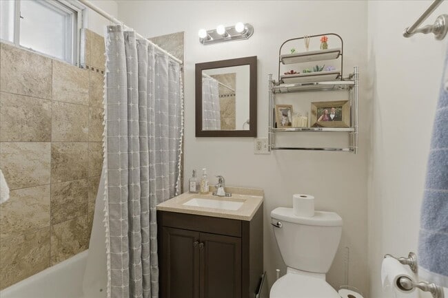 Building Photo - 3144 N Southport Ave