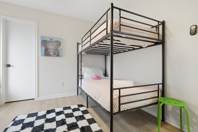 Building Photo - 4 bed with back yard in great East side location.