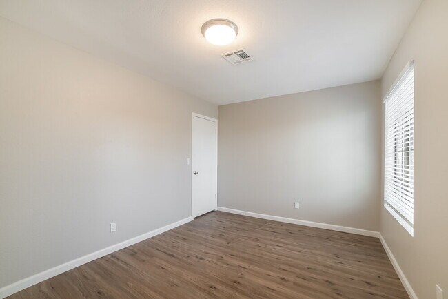 Building Photo - 677 W Shawnee Dr