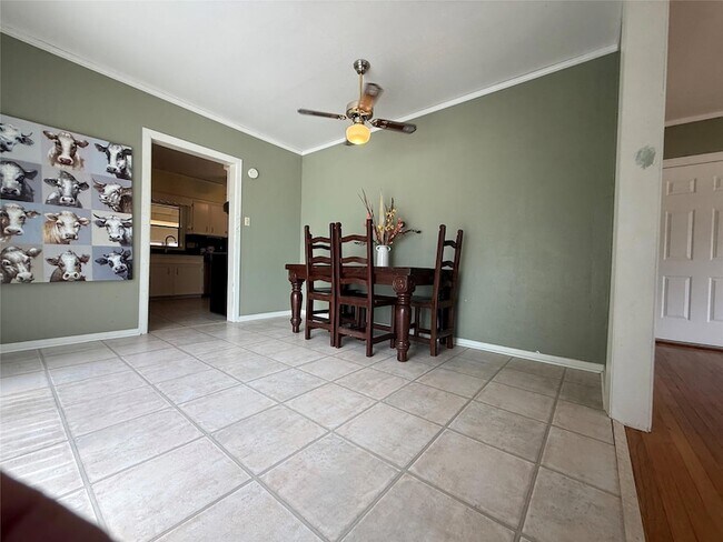 Building Photo - 231 E Live Oak St