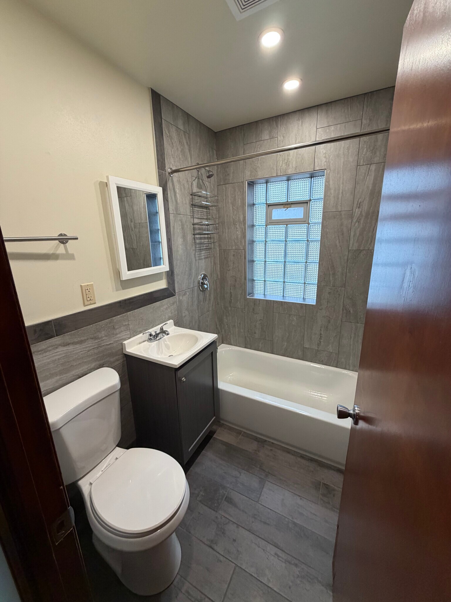 Building Photo - 5729 W Lincoln Ave