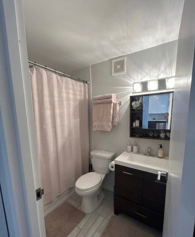 Building Photo - 33 W Delaware Pl