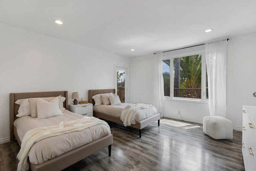 Building Photo - 19419 Oxnard St