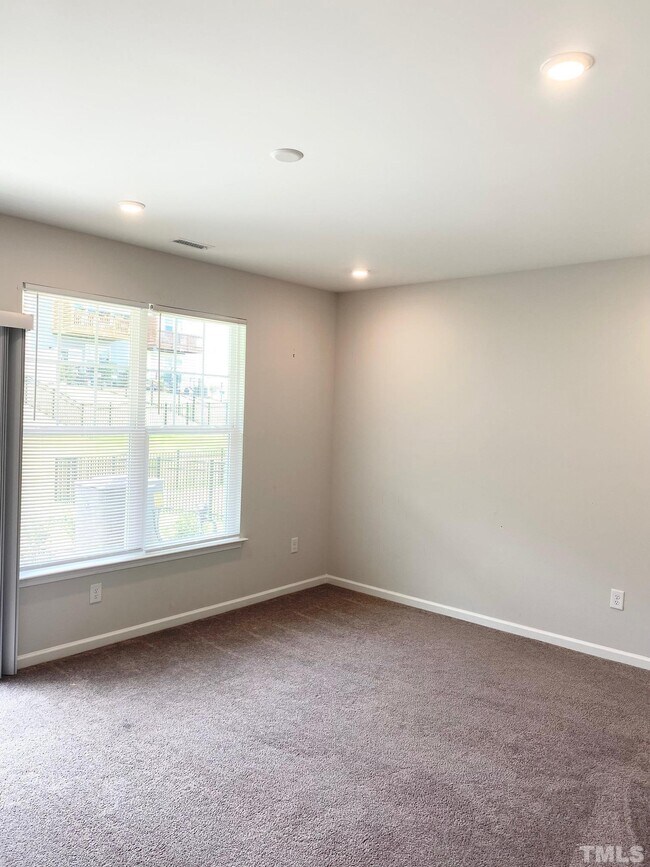 Building Photo - 1046 Commack Dr