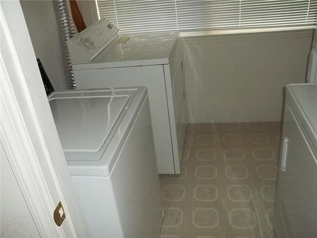 Building Photo - 1 Idlewild