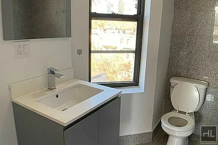 Building Photo - 479 Warren St