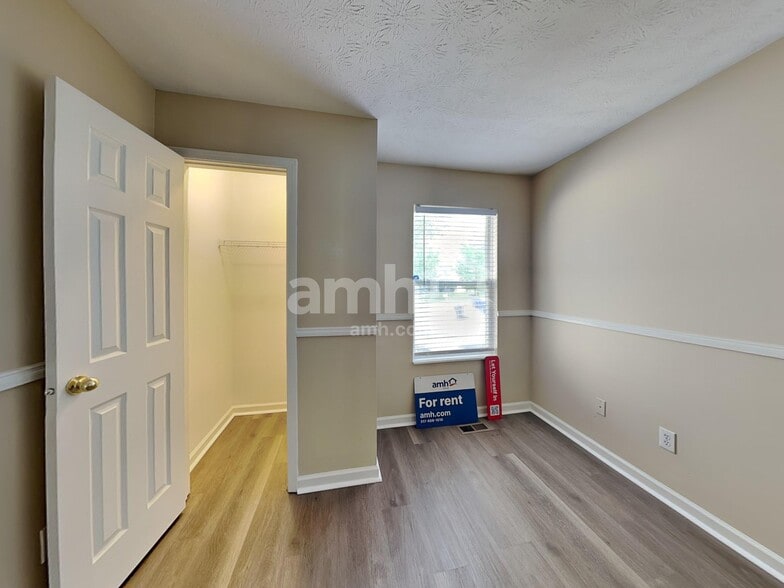 Building Photo - 5220 Bogey Dr