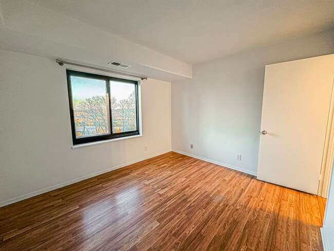 Building Photo - Recently Renovated 3 Bed 2.5 Bath Condo With Balcony In Vibrant Watergate At Landmark - Utilities...