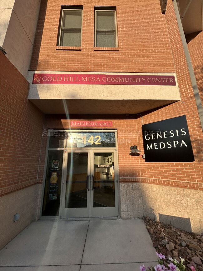 Building Photo - 1168 Solitaire St