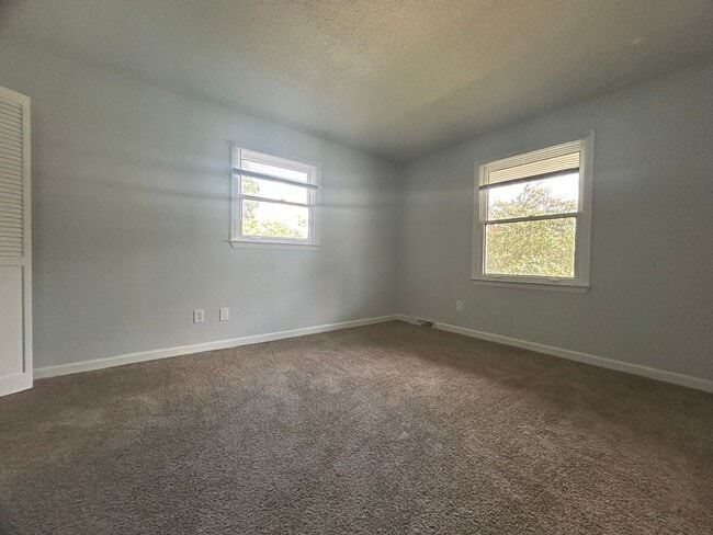 Building Photo - Large 4 bedroom 3 bathroom house in the he...