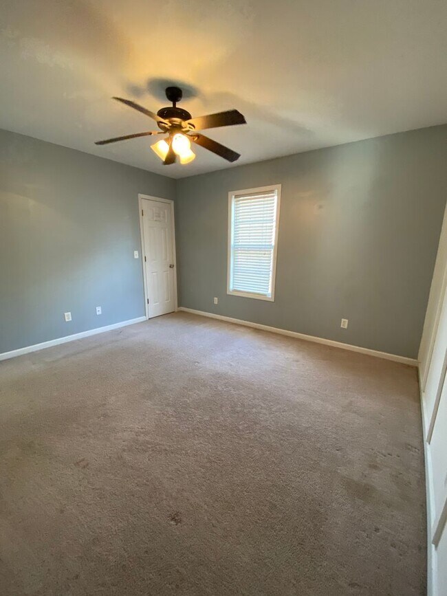 Building Photo - 3 bedroom, 2 bathroom Home in Hampstead