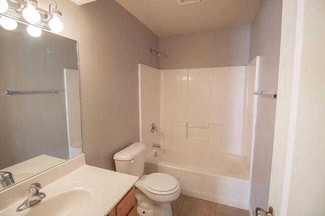 Building Photo - 208 Jackal Dr