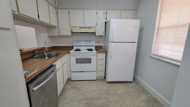 Building Photo - 3674 N University Dr