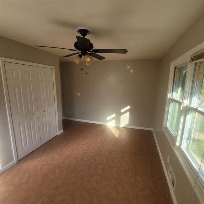 Building Photo - 3728 Loren Dr