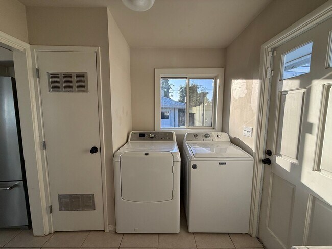 Building Photo - Flexible Living 4 Bedroom Home with Pool & Garage