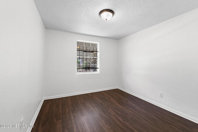 Building Photo - 1424 W 9th St
