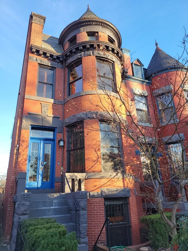 Building Photo - 210 8th St SE