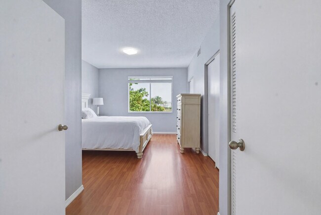 Building Photo - 16635 Hemingway Dr
